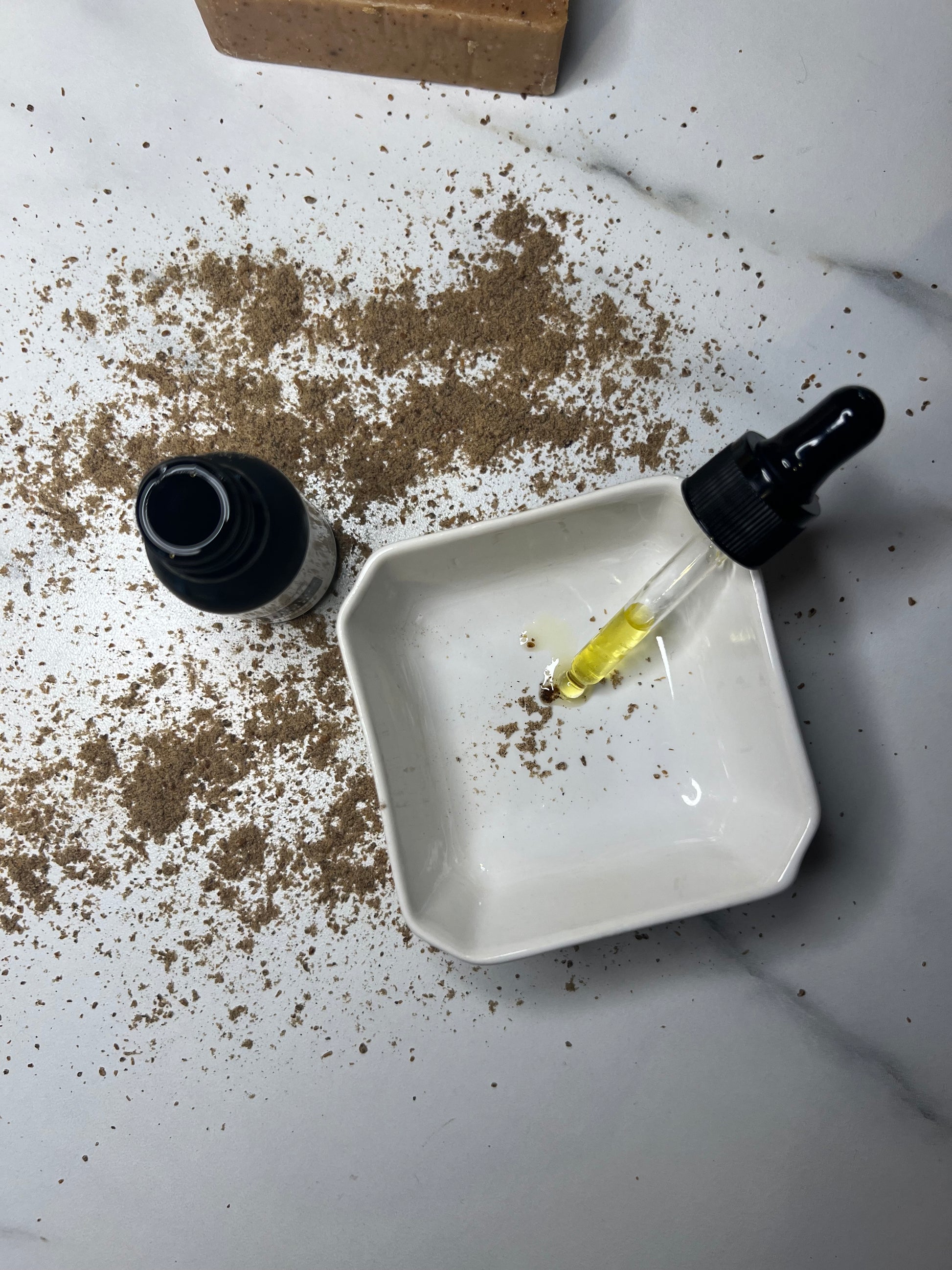 Huile de pépin de figue de barbarie d'Aur'essentielle Paris Alger, un élixir précieux riche en antioxydants, offrant un effet anti-âge, non comédogène, parfaite pour les peaux normales à mixtes et les peaux matures. Produit naturel et éthique made in Algèrie.