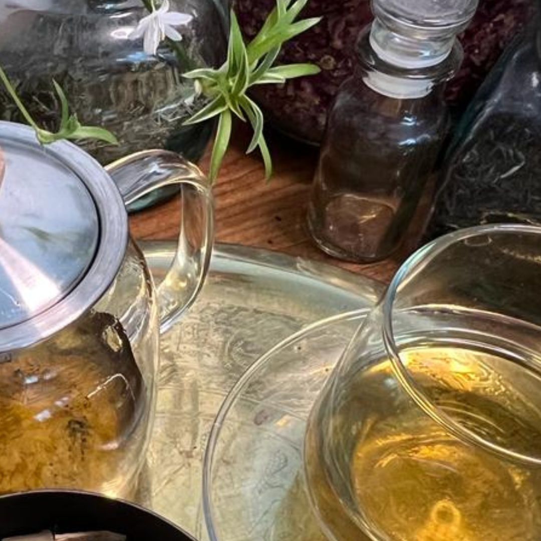 Mélange de plantes de la tisane Eve Maternité d'Aur'essentielle Paris Alger, conçu pour soutenir les femmes à toutes les étapes de la maternité, que ce soit avant, pendant ou après la grossesse; aide également à la fertilité, avec des ingrédients naturels et éthiques. Produit made in France